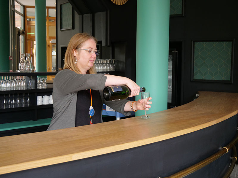 Le bar, nouveau lieu d'échange| $pour les résidents